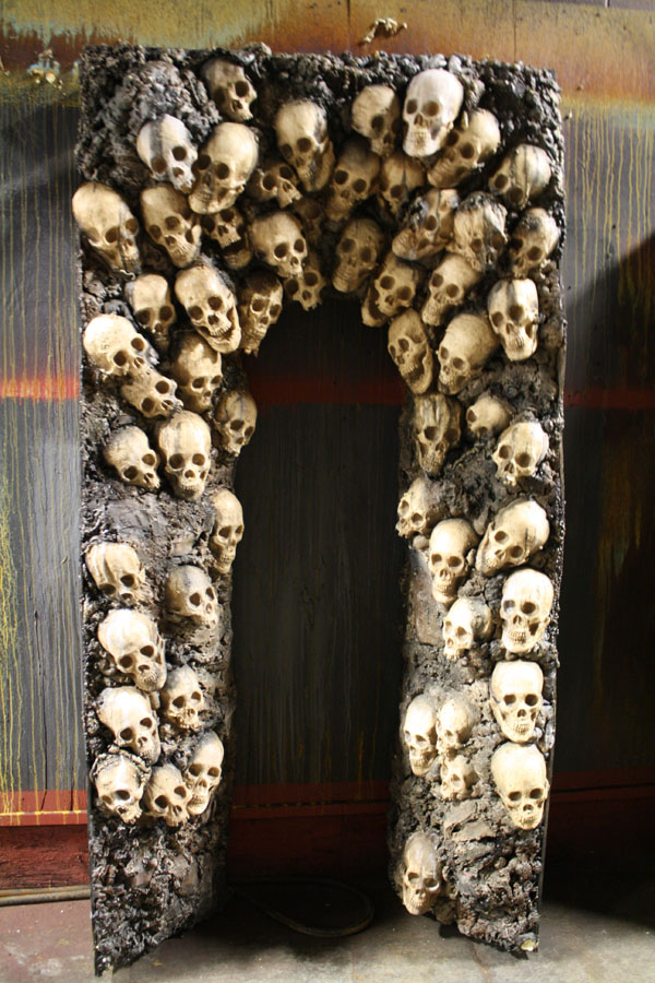 3d-skull-arch-way-halloween-decoration-600x900