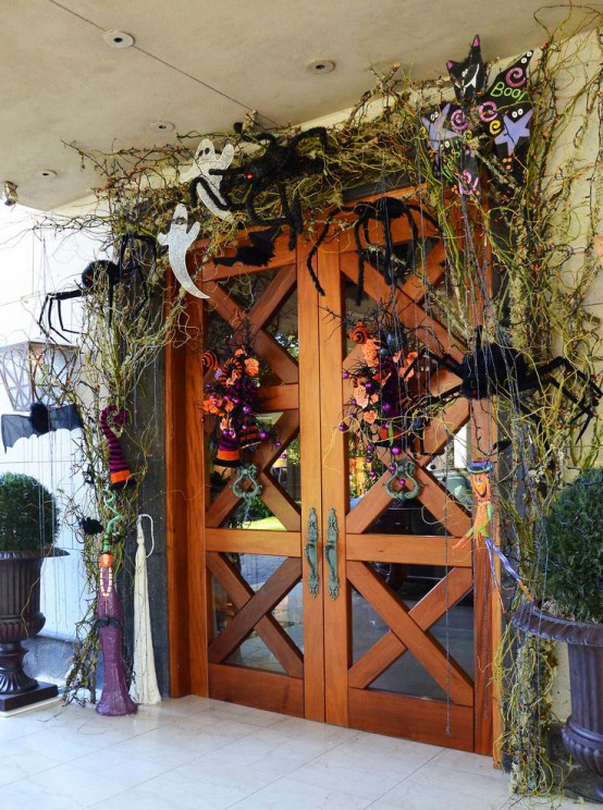 cool-halloween-front-door-decor-ideas-8-554x744