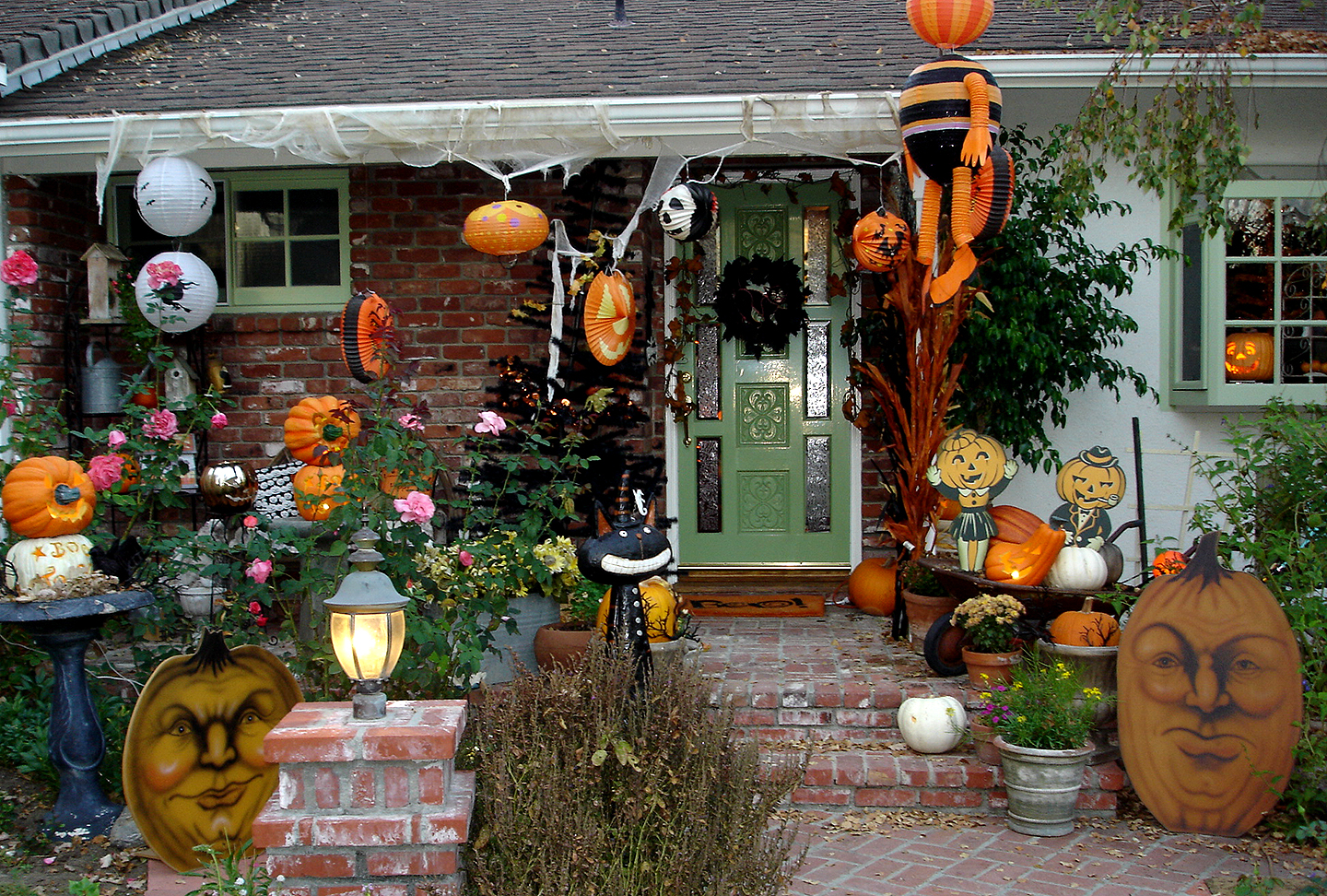 halloween-outdoor-decor_door-decor_globe-white-paper-lantern_cute-puimpkin-ornament_round-wreath_spooky-night_evil-display