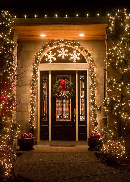 20 Outdoor Décor Ideas With Christmas Lights 11