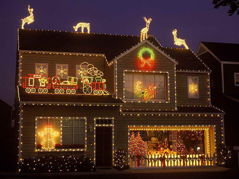 20 Outdoor Décor Ideas With Christmas Lights 16