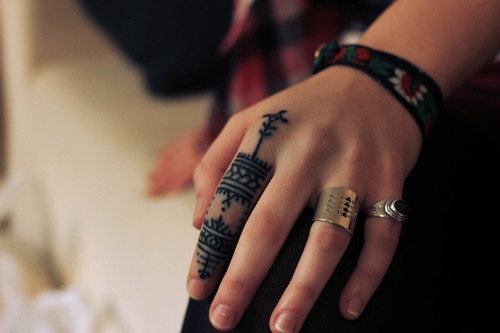 Black-Pattern-Finger-Tattoo