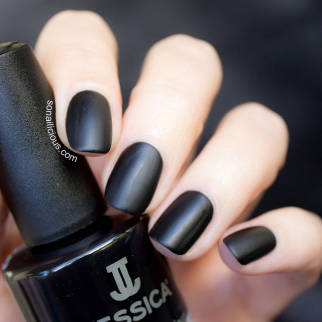 Black-matte-nails