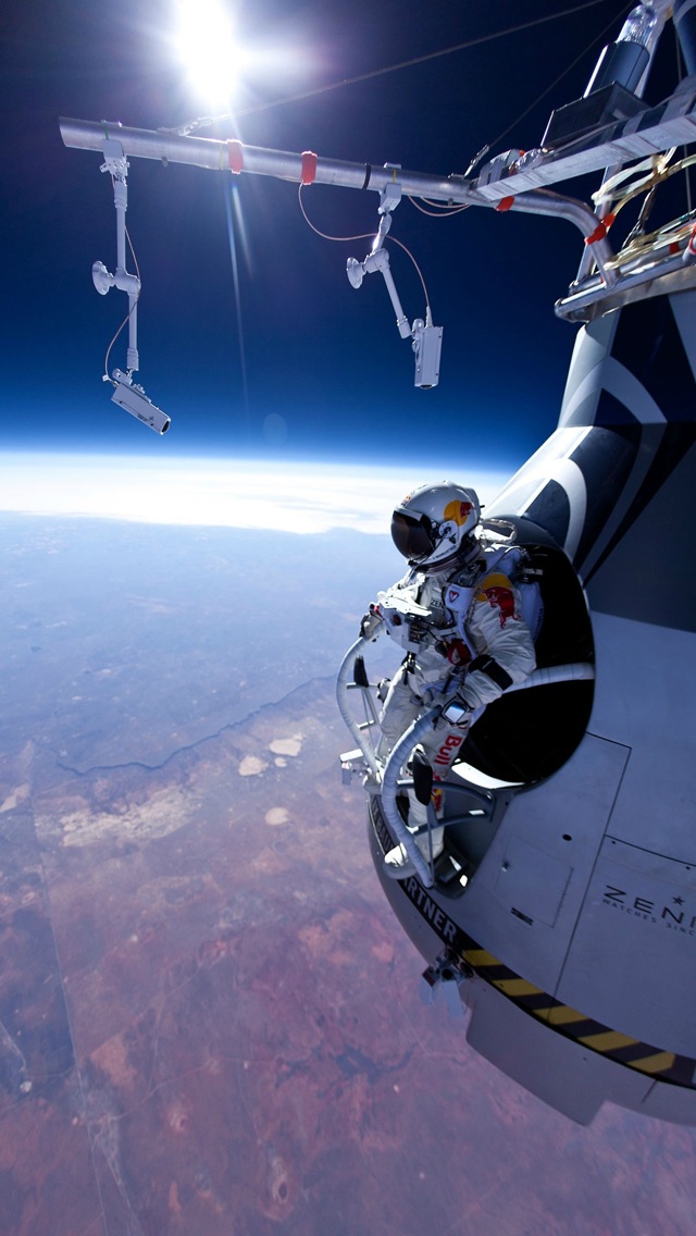 Felix Baumgartner Space Jump iPhone 5 Wallpaper
