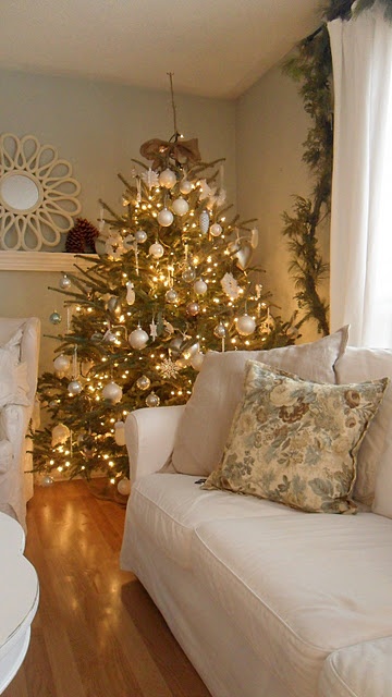 Gold And White Christmas Décor Ideas 17