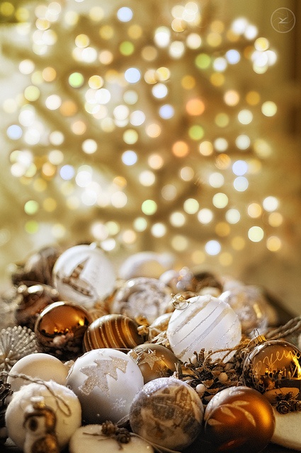 Gold And White Christmas Décor Ideas 22