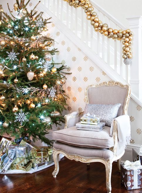Gold And White Christmas Décor Ideas 23