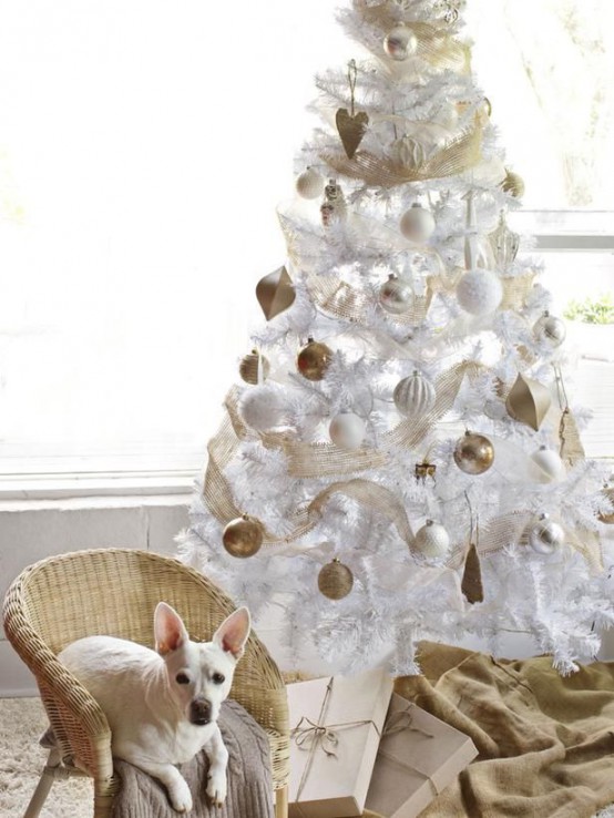 Gold And White Christmas Décor Ideas 24