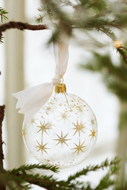 Gold And White Christmas Décor Ideas 26