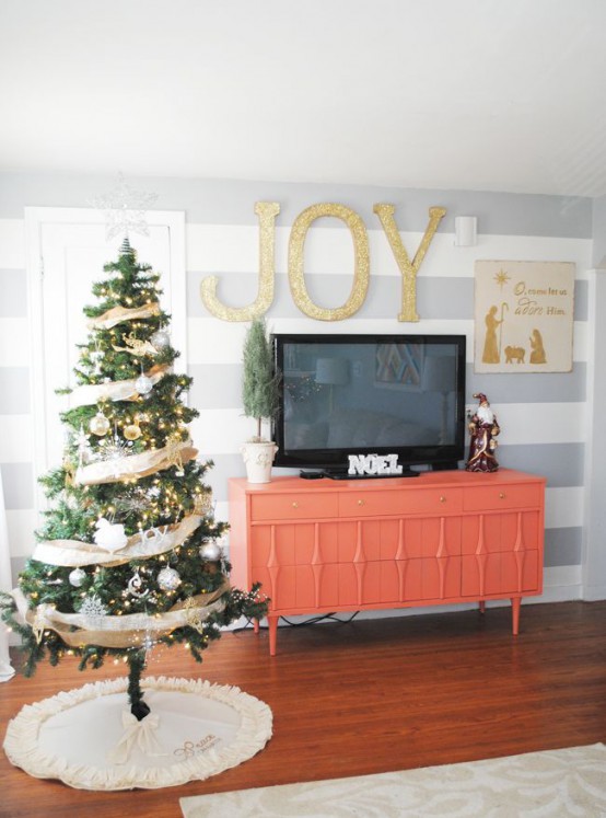 Gold And White Christmas Décor Ideas 27