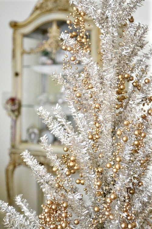Gold And White Christmas Décor Ideas 28