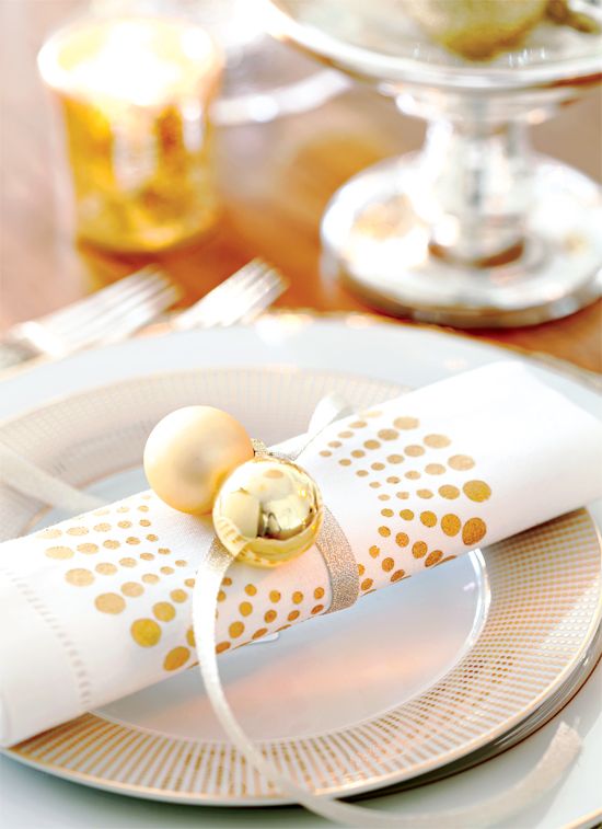Gold And White Christmas Décor Ideas 29