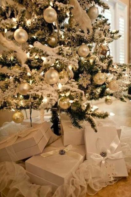 Gold And White Christmas Décor Ideas 3