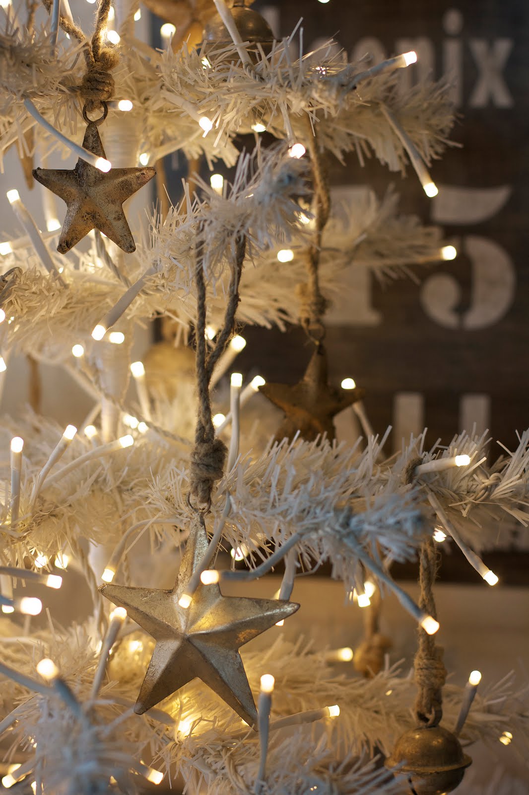Gold And White Christmas Décor Ideas 33