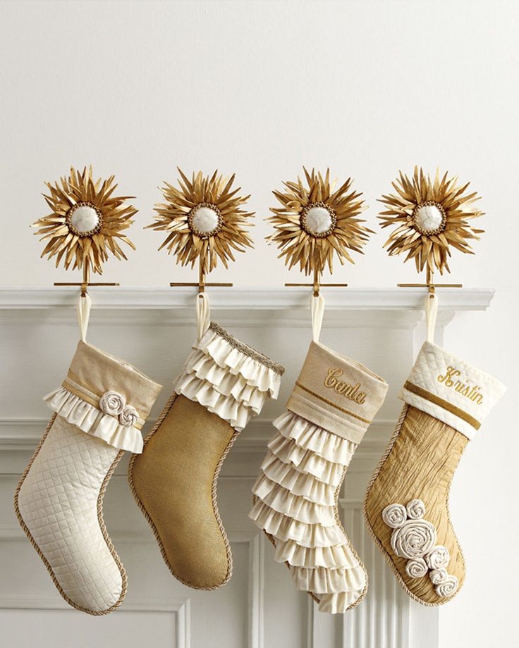 Gold And White Christmas Décor Ideas 34