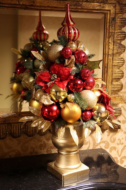 beautiful-red-and-gold-christmas-decorations 10