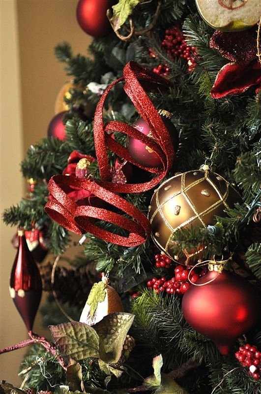 25 Beautiful Red And Gold Christmas Decor Ideas