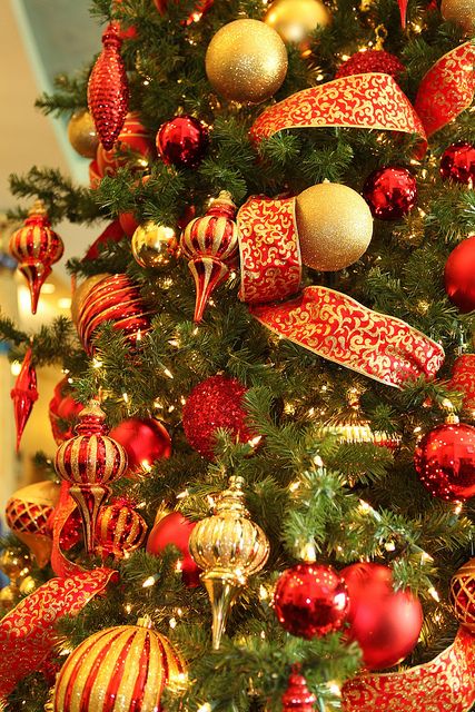 beautiful-red-and-gold-christmas-decorations 3