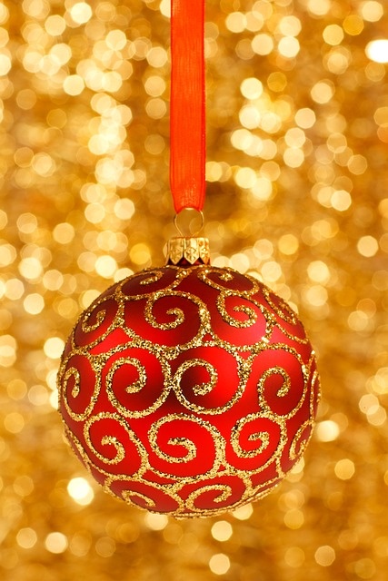 beautiful-red-and-gold-christmas-decorations 6