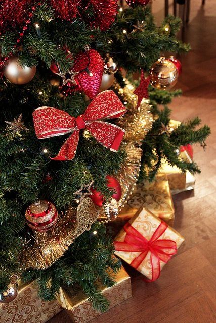 beautiful-red-and-gold-christmas-decorations