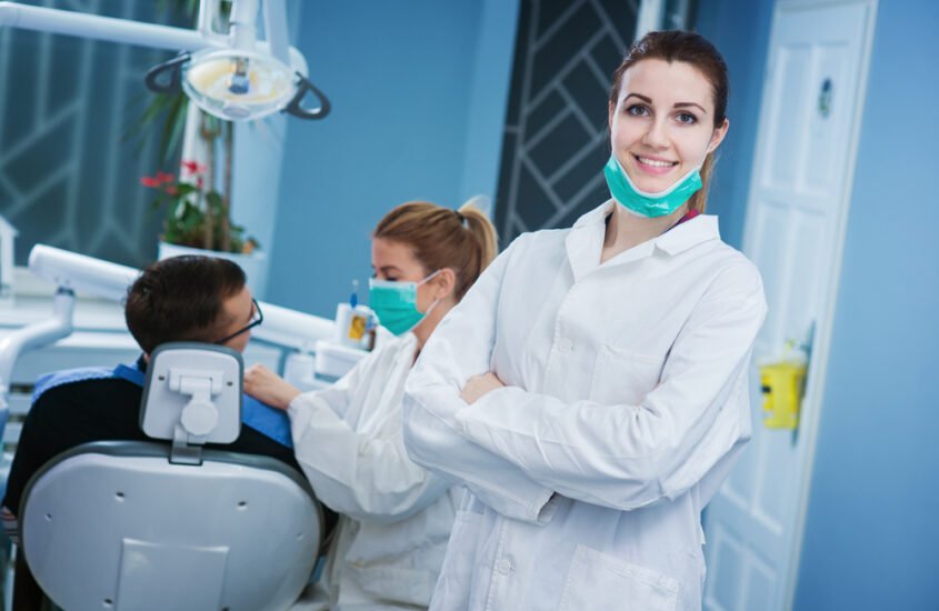 what-does-a-dental-hygienist-do-and-how-does-he-work-with-the-dentist